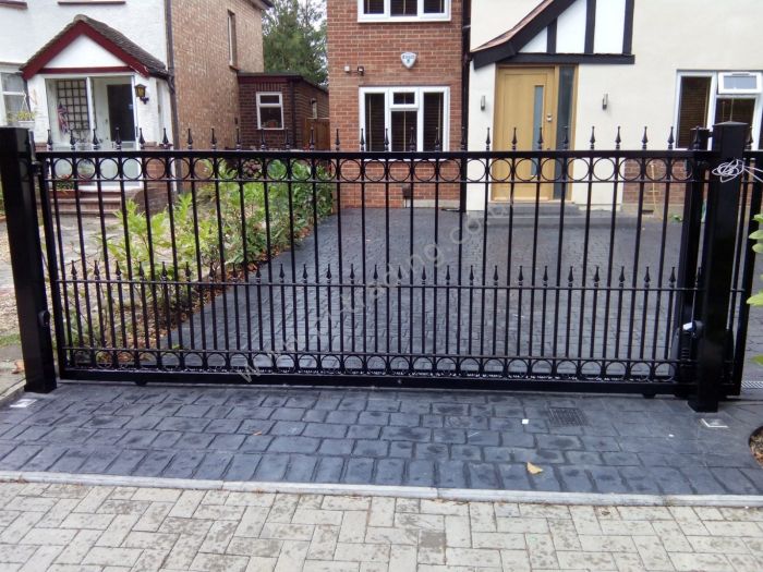 Automatic Gates — bespoke steel metalwork by PL Trading, London