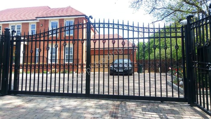 Automatic Gates — bespoke steel metalwork by PL Trading, London