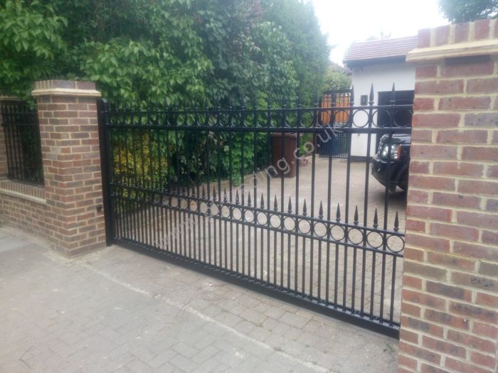Automatic Gates — bespoke steel metalwork by PL Trading, London