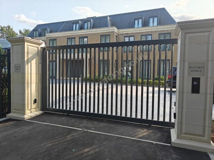 Automatic Gates — bespoke steel metalwork by PL Trading, London