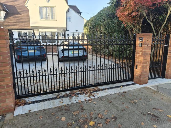 Automatic Gates — bespoke steel metalwork by PL Trading, London