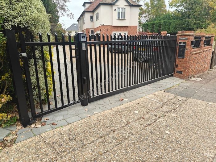 Automatic Gates — bespoke steel metalwork by PL Trading, London