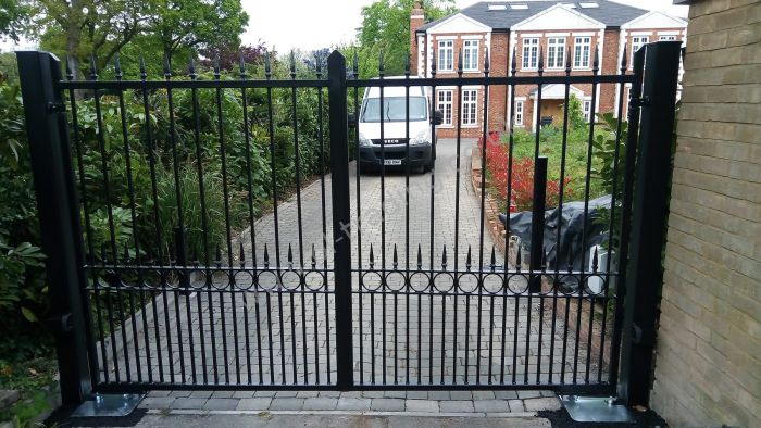 Automatic Gates — bespoke steel metalwork by PL Trading, London