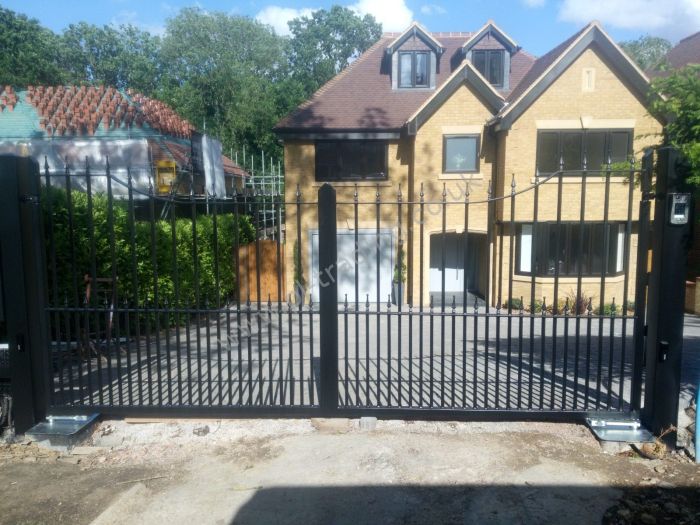 Automatic Gates — bespoke steel metalwork by PL Trading, London