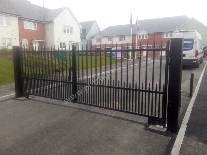 Automatic Gates — bespoke steel metalwork by PL Trading, London