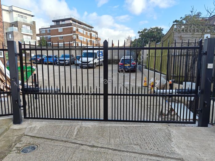 Automatic Gates — bespoke steel metalwork by PL Trading, London